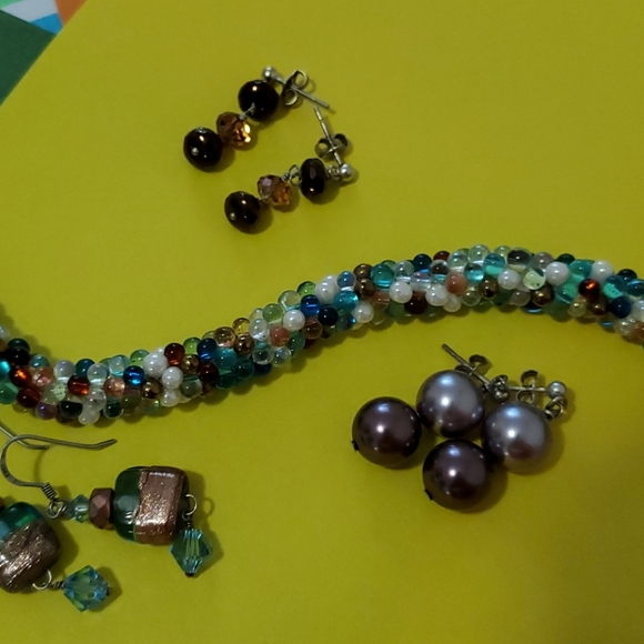 4 unique SDE Designs Assortment ✨️ Earrings and Beaded Bracelet - Picture 4 of 7